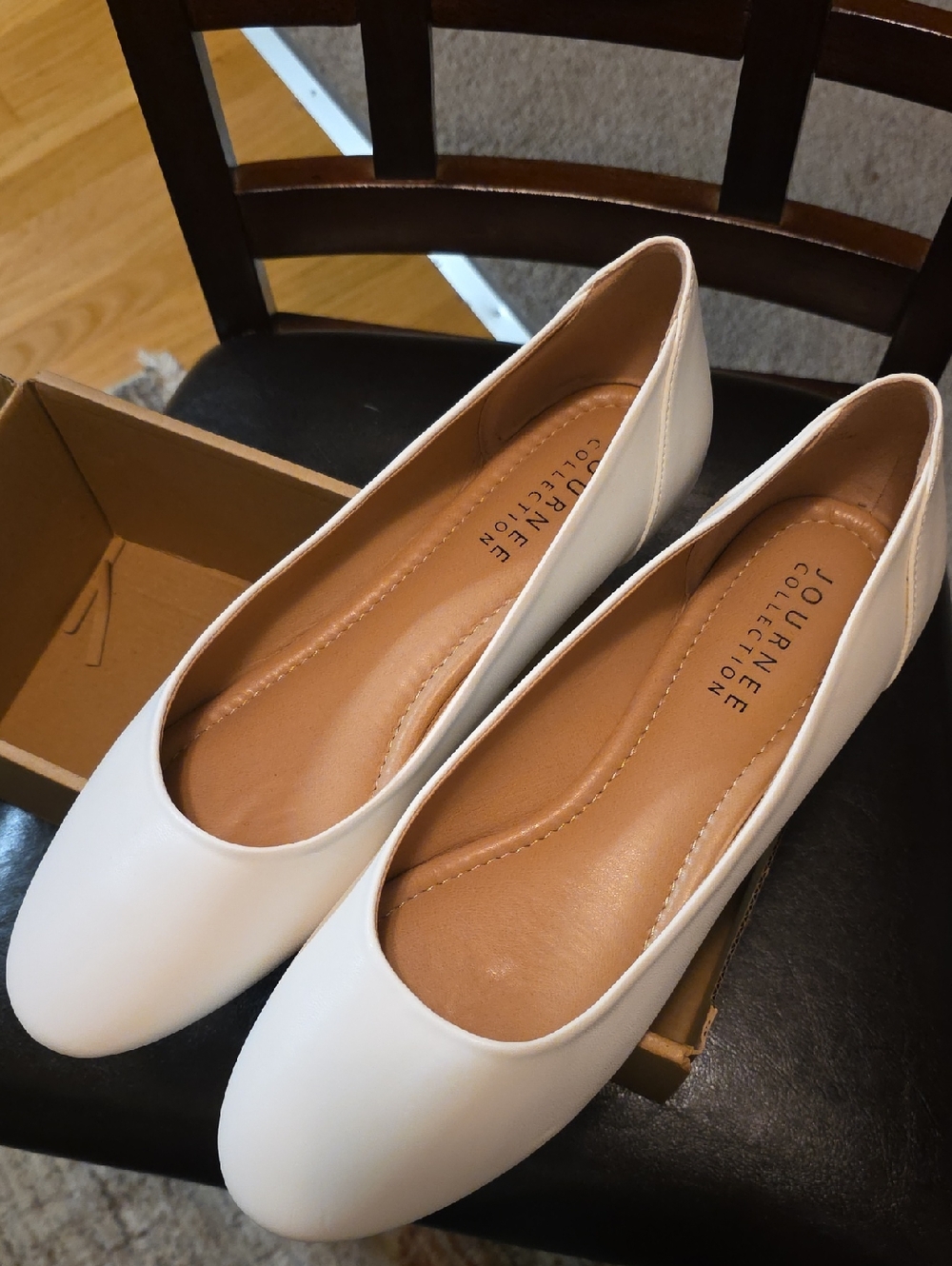 Journee Collection White Women's Round Toe Ballet Flats